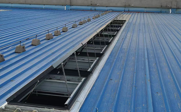 某城市大型商业综合体中庭金川排烟窗工程