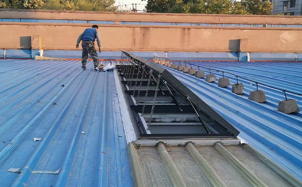 某区域性物流仓储中心金川排烟窗系统安装项目